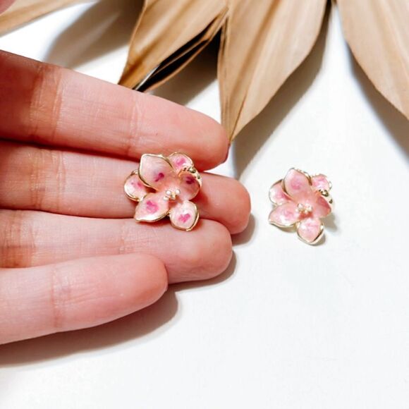 Pink flower stud earrings A412 - Picture 5 of 6